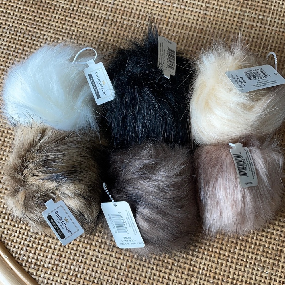 6 faux fur poms